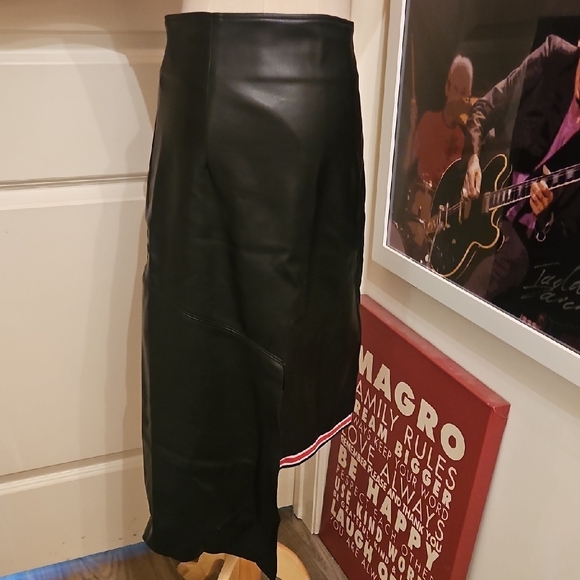 Chic Asymmetrical Black Pu Skirt with Red Accent - Picture 5 of 7